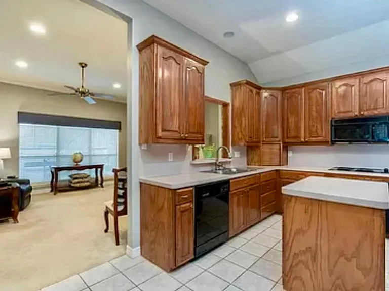 815 Montreal Dr — Photo 10