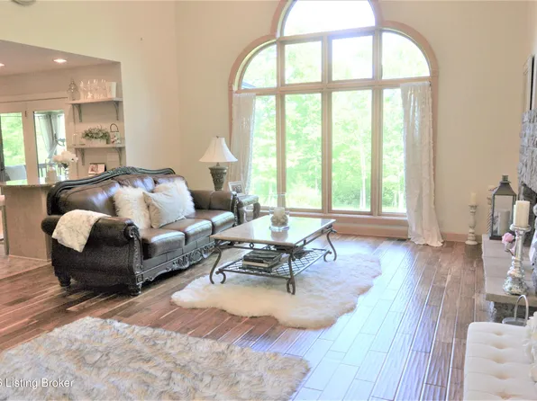 1464 E Sanders Ln, Mount Washington, KY 40047