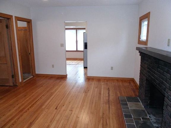 5th image of 87 E 221st St