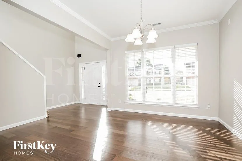 4 bed, 3.0 bath, 2240 sqft, $2,660 — Photo 4
