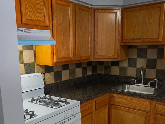 5th image of 900 Woodson Rd