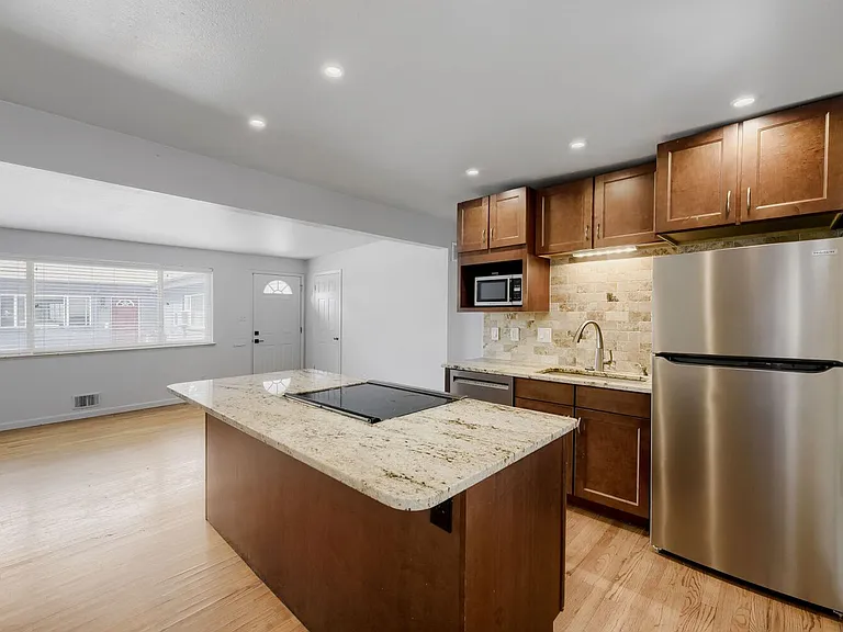 221 S Holly St — Photo 6