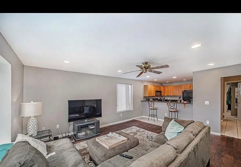 3 bed, 2300 sqft, $2,400 — Photo 3