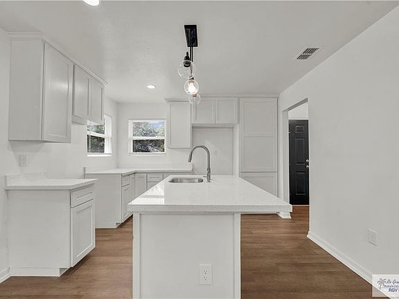 3rd image of 670 W Durham Ave