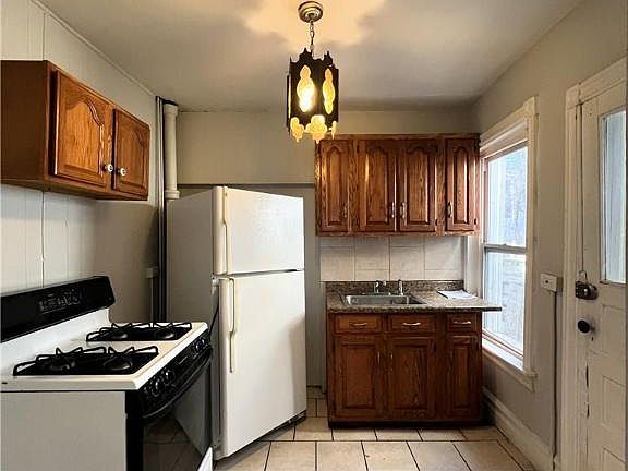 5th image of 622 N Silk St