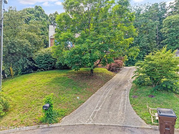 3rd image of 2300 Woods End Ln