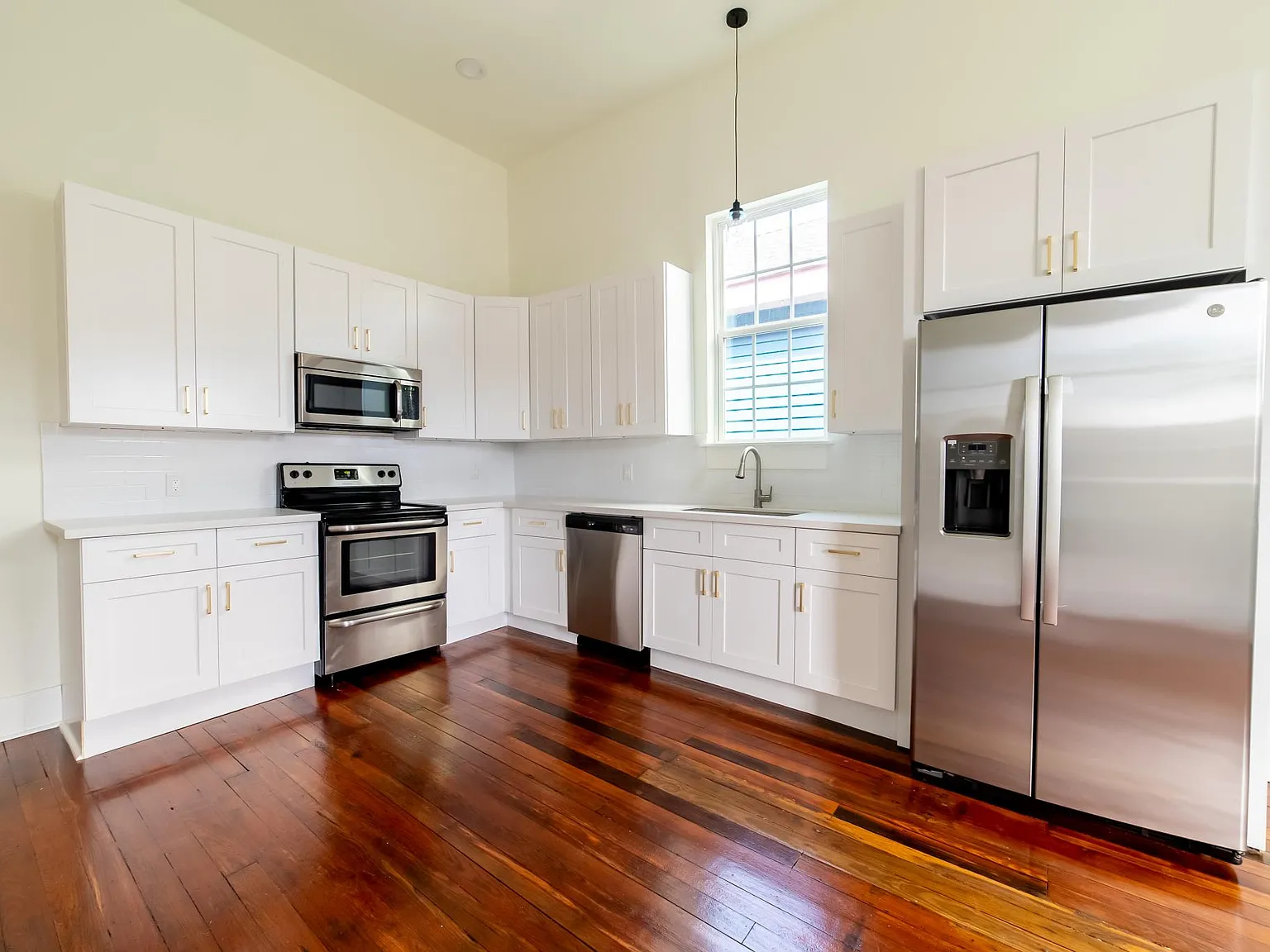 2345 N Claiborne Ave — Photo 2