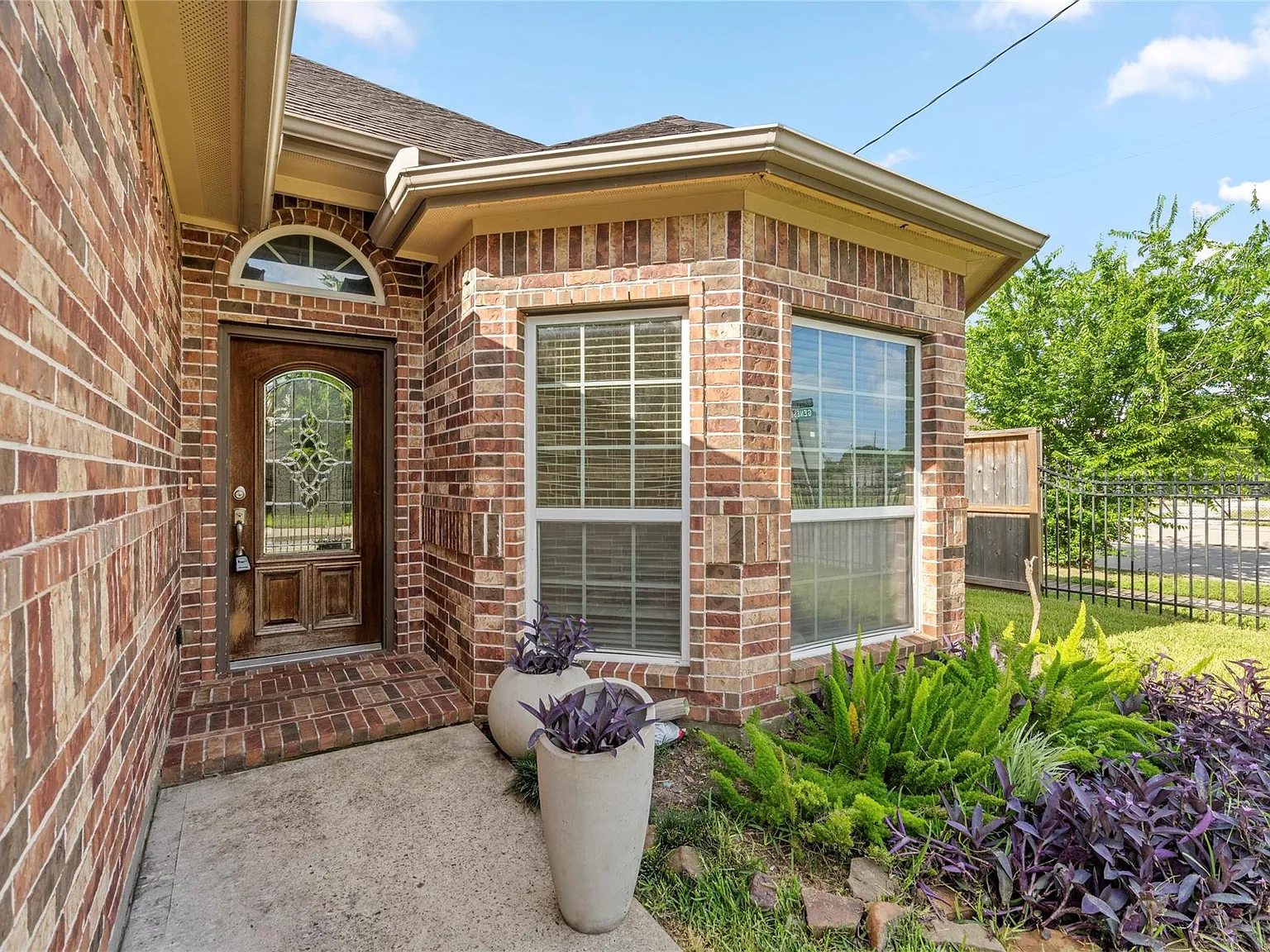 3 bed, 2.0 bath, 1396 sqft, $2,450 — Photo 3