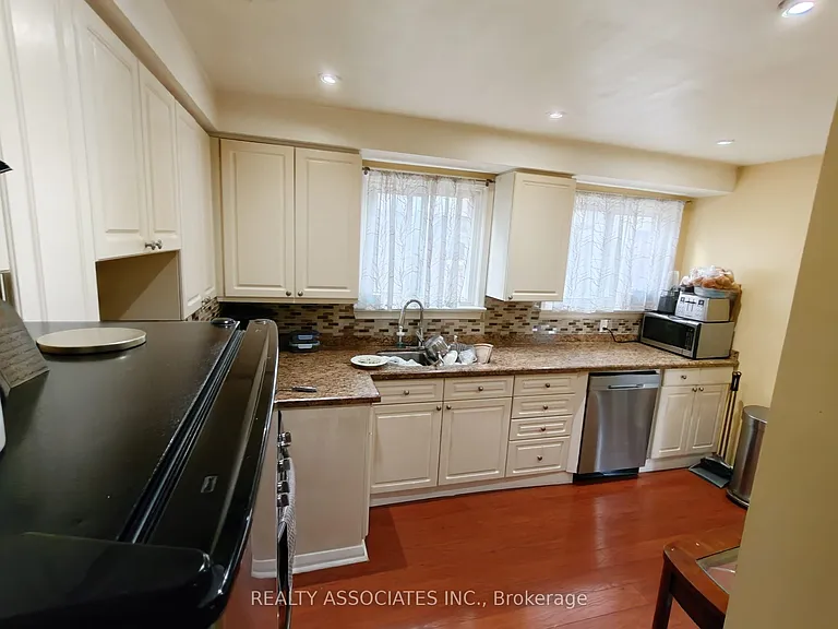 69 Cornerbrook Dr S — Photo 5