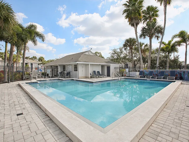 Meridian Luxury Condominiums — Photo 3