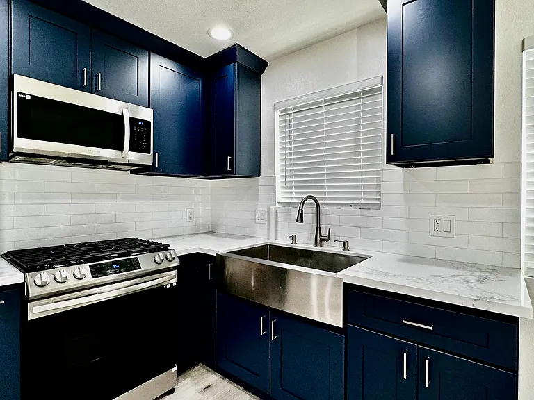 2602 1/2 W Borchard Ave — Photo 4