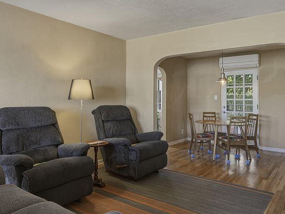 4th image of 4220 Brockmont Ave NE