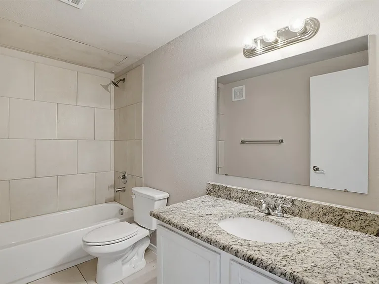 514 E Hazelwood St #B — Photo 13