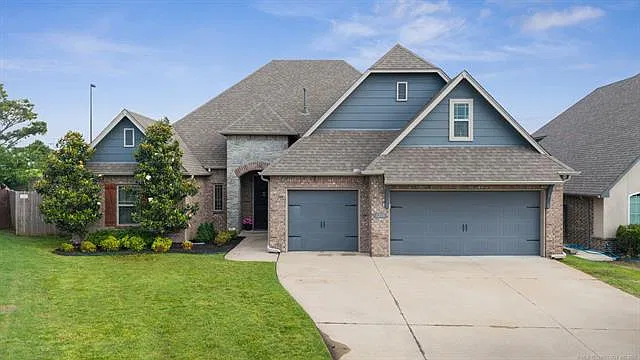 4 bed, 2600 sqft, $2,900 — Photo 1