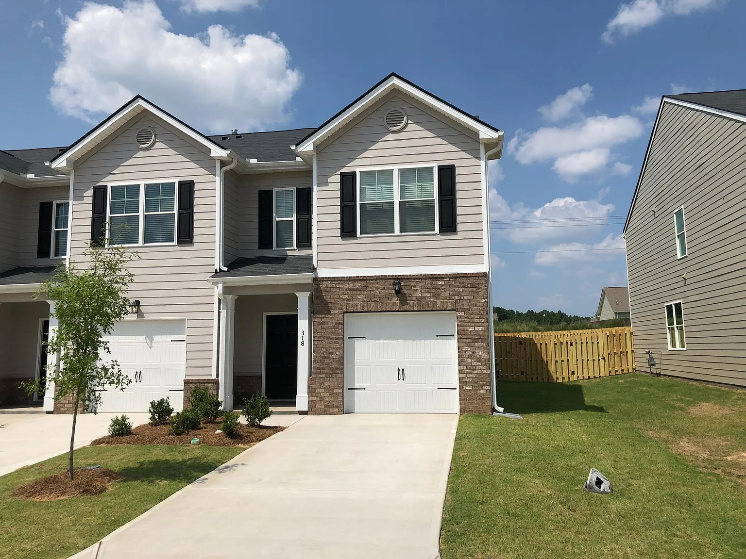 3 bed, 2.5 bath, 1435 sqft, $1,850 — Photo 2