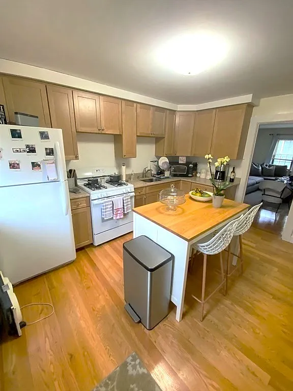 2 bed, 850 sqft, $2,000 — Photo 1