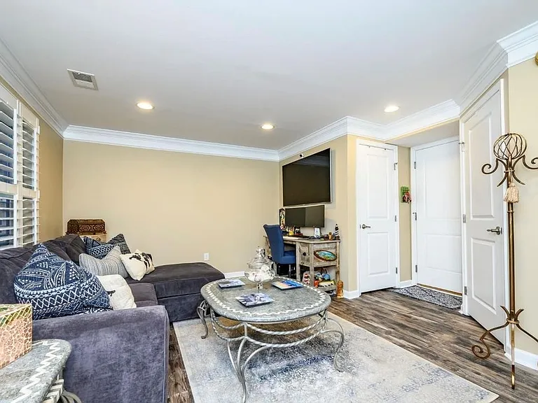 303 Bayside Ct — Photo 2