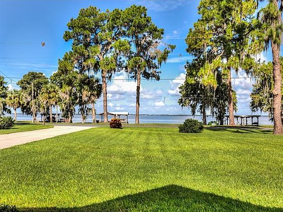 2nd image of 711 Lakeshore Dr