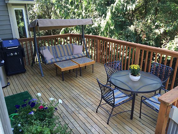 private creekside deck