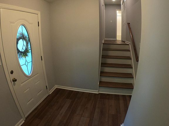 Foyer/Stairs to bedrooms
