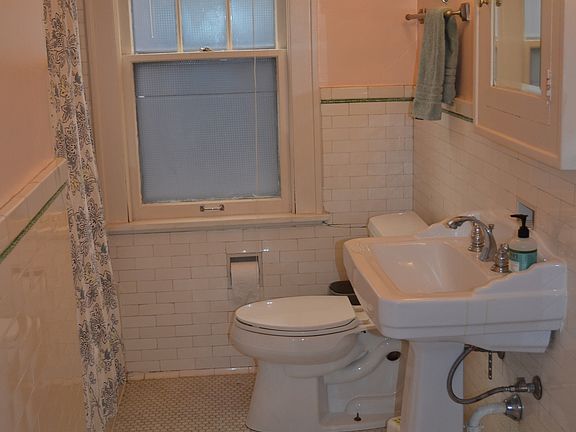 5th image of 2302 Fremont Ave S