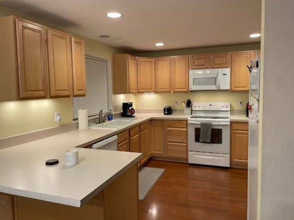 2004 E Village Dr