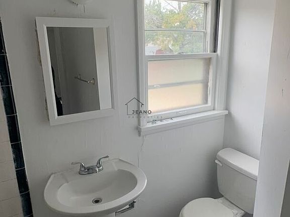 4th image of 335 S 22nd Pl