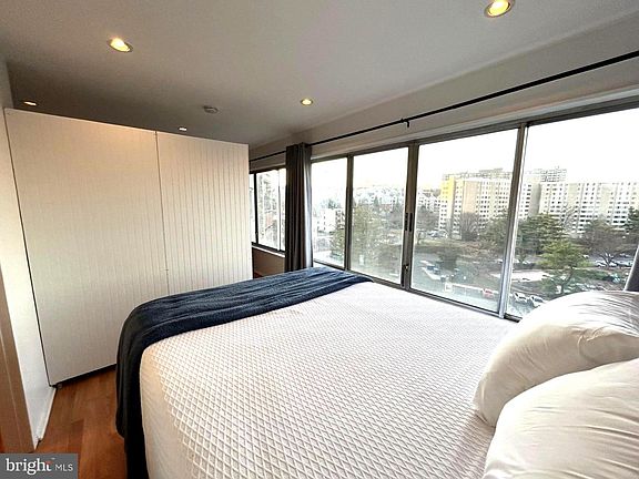 3rd image of 5340 Holmes Run Pkwy Unit 706