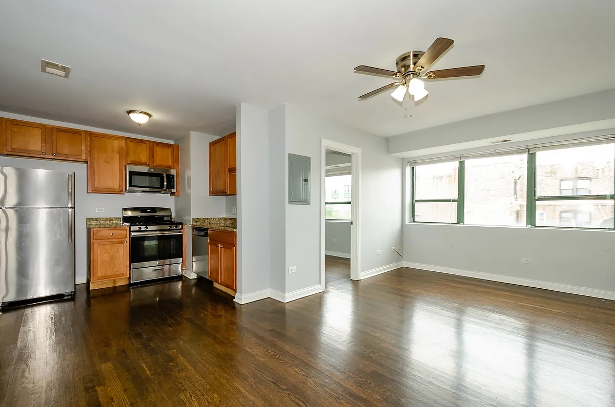 Building Photo - 7616 N Marshfield Ave #302