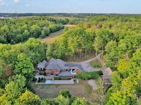 902 Shaver Rd, Hamilton, ON L9G 3K9