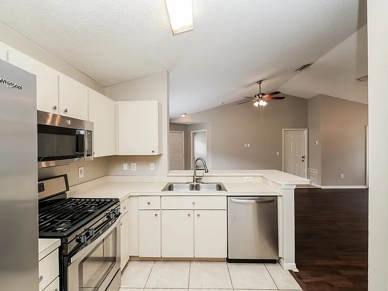 6713 Summer Cove Dr — Photo 6