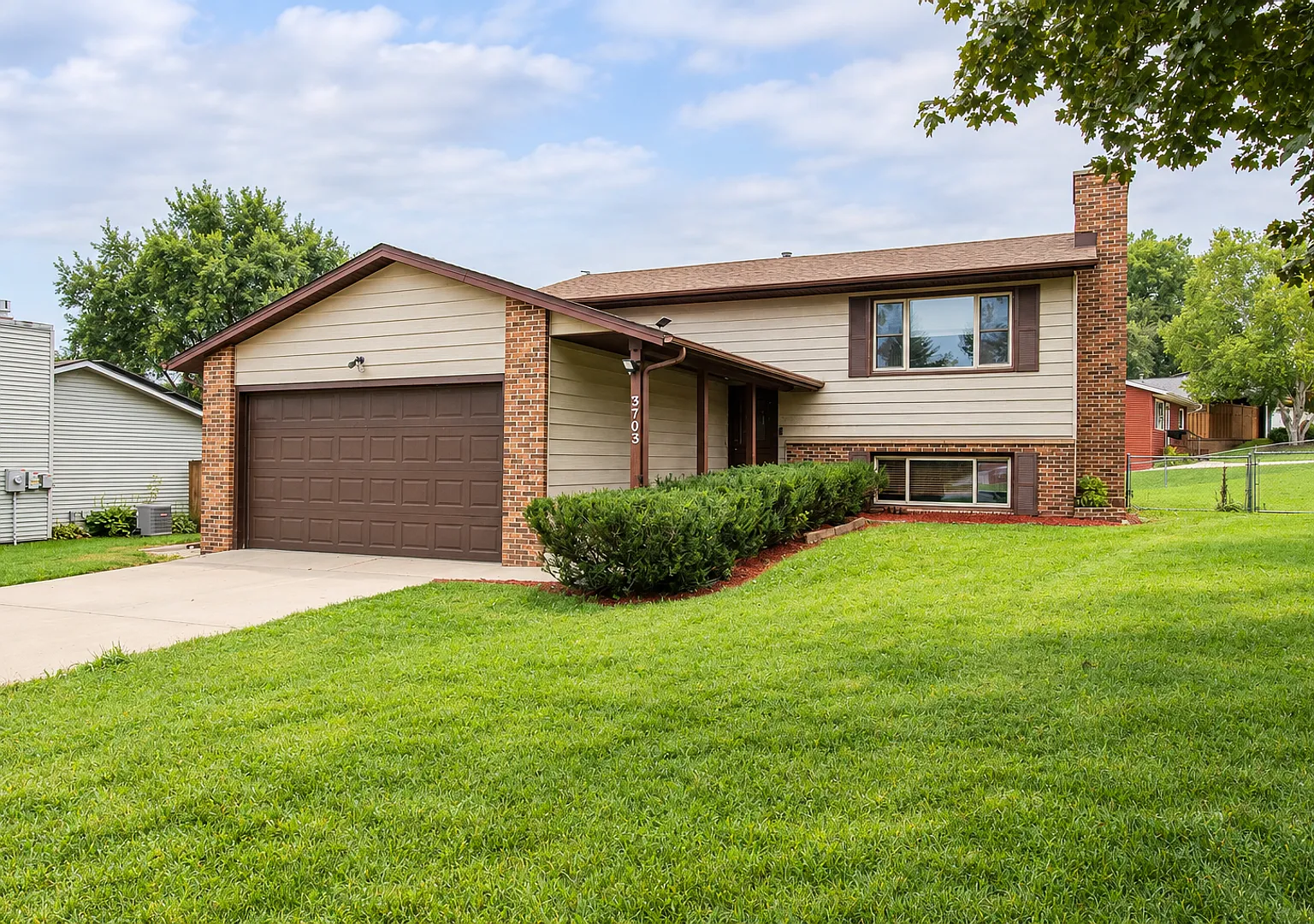Beautiful Willow Heights 4br home on corner lot with fenced yard! — Photo 1