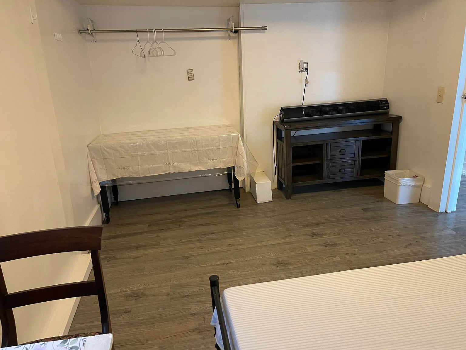 1 bed, 1600 sqft, $900 — Photo 3