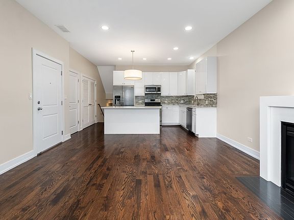 3rd image of 3514 N Sacramento Ave #3S