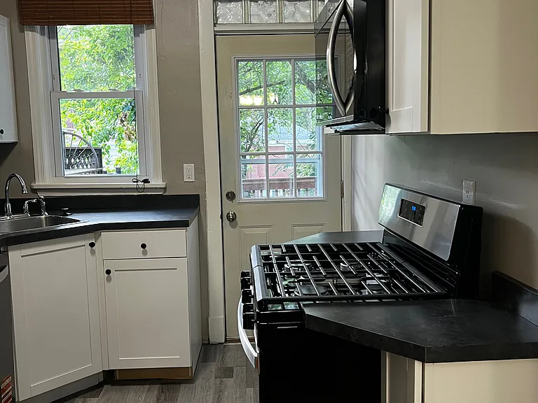 518 Lloyd St — Photo 4