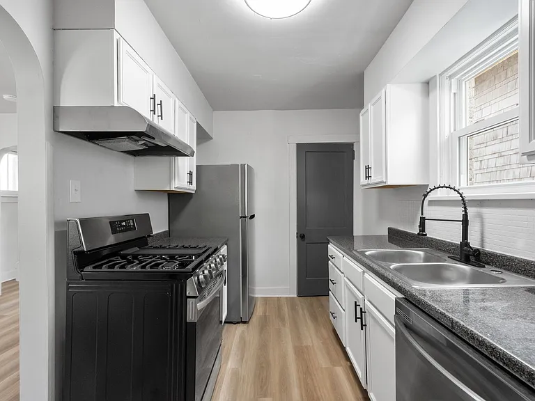 1303 Woodlawn Ave — Photo 16