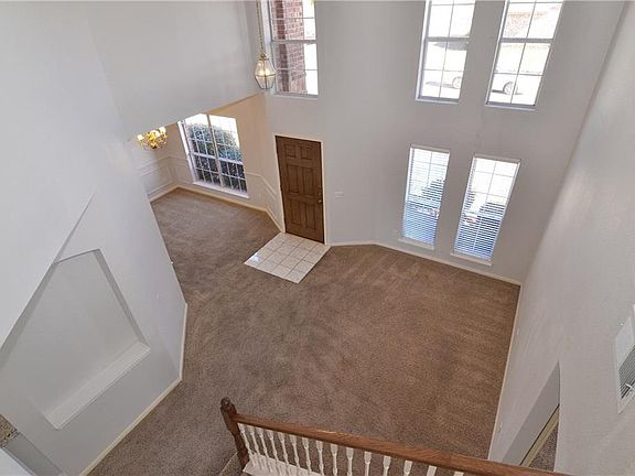 5th image of 2874 Hilldale Dr