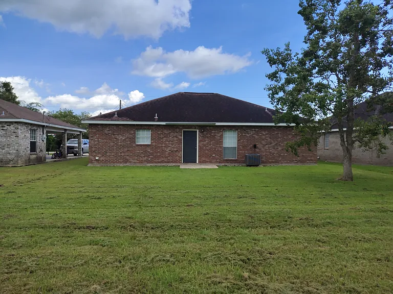 304 Leo Dr — Photo 2