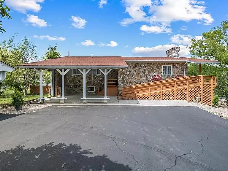 258 Idlewild Dr — Photo 6