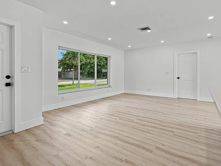 970 SW 7th St — Photo 11