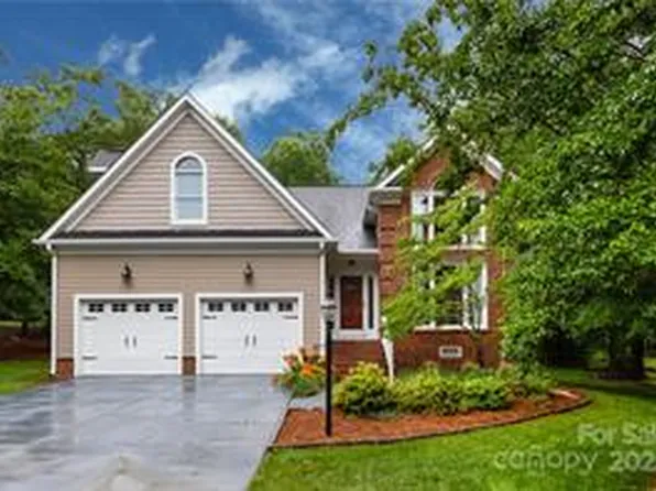 2430 Willow Brook Dr, Matthews, NC 28104