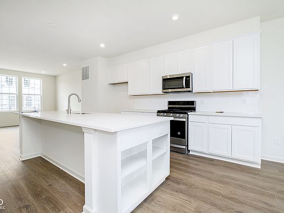 3rd image of 14524 Elsmere Ln
