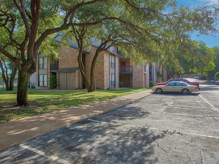 Highlands Creek Apartments — Photo 23