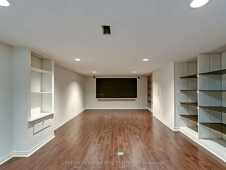 91 Ennisclare Dr E — Photo 21