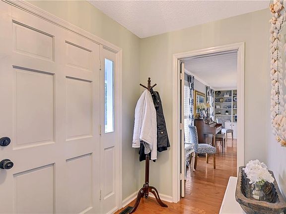 5th image of 75 Thornhill Dr