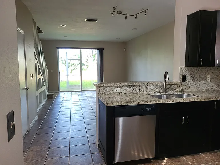 2082 Madeira Dr — Photo 16