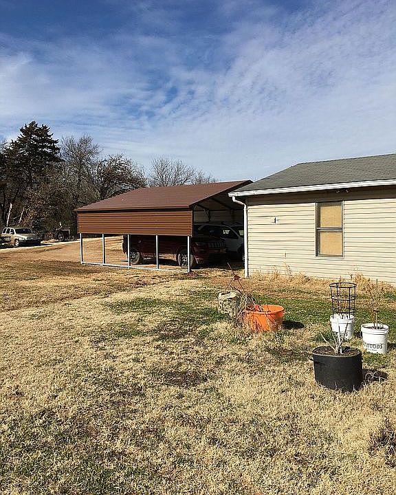 2nd image of 311 E Pecan St