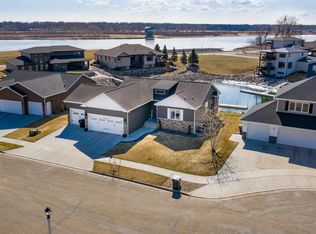 2219 Bridgeview Ct SE, Mandan, ND 58554