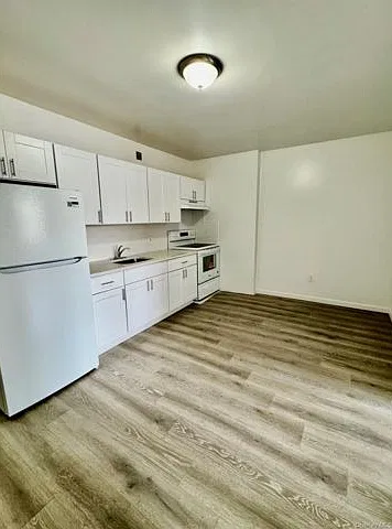 3 bed, 1.0 bath, 750 sqft, $3,650 — Photo 2