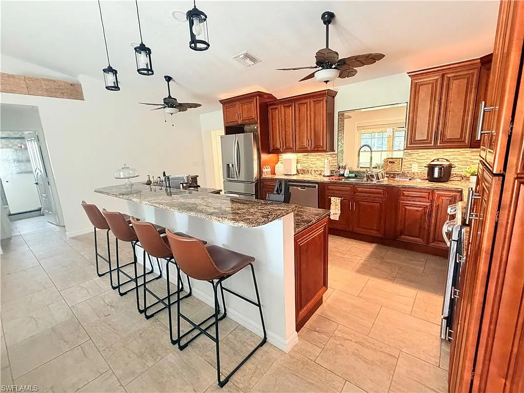 3 bed, 2.0 bath, 1561 sqft, $3,450 — Photo 2